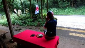 入口には緋毛氈（ひもうせん）の腰かけが。時代劇みたい。