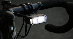 スペシャライズド・This isちょうどいいライト【Flux900 HEADLIGHT】入荷! 洗練されたデザインと高性能で人気のFluxシリーズにニューラインアップが登場! ライトはバイクに乗るなら必須。ロード、クロス、MTBと、誰にでもおすすめの、スペシャライズド Flux900 HEADLIGHT(フラックス900ヘッドライト)はシリーズのミドルグレードに該当し、シンプルデザインと機能性はそのままに、痒いところに手が届く、「ちょうどいいライト」として登場しました。 実際使い心地はどうなの? 自転車用ライトといっても種類は星の数ほどあります。。。スペックを見れば明るさの想像はつくけど、実際の使い心地はどうなのか? 朝も昼も夜も、通勤もレースも愛車のTARMAC1台でこなすSBCU先生の佐藤さんが発売に先んじて使い倒していますので聞いてみました。 画像アドレス:http://www.specialized-onlinestore.jp/contents/cms/flux6.jpg (画像出典:SPECIALIZED オフィシャルブログ) SBCU先生佐藤さん、Flux900を愛用しています。 その感想はこちらから 気になるFlux900の概要 新しいFlux900を見れば、「こんなものが欲しかった!」と思うでしょう。このヘッドライトは特別な光学装置で2種類のLEDを利用し、その組み合わせによって非の打ちどころのない光線を出します。わかりやすく言えば、近くも遠くも見渡せるということで、すべての光を最大限利用できます。 また着脱が楽チンなクイックリリース方式を採用、暗くなってから停めておいた愛車の元に戻ったらライトがない!という悲劇も防げます。 狭域を照らす光と広域を照らすライトのコンビになっている 反射部のビームパターンが光を必要な場所へ向け、光の強度を最大限利用。 狭域を照らす光と広域を照らす光を組み合わせ、どんな速度で走っていても必要な場所を明るく照射。 クイックリリースで着脱が楽チン クイックリリース・バーマウントは直径22.2、25.4㎜と31.8㎜のバーに適合。 長いリーチをまっすぐに突き出したパターン リーチを曲げてハンドル下部に格納することもできる 長いリーチでステムの正面、上面、下面にライトを設置できるマウンティングシステム。ほとんどのコンピューターマウントやシフター/ブレーキケーブルと共存可能。 HANDLE BAR MOUNTも別売りで販売。 サイドへの照射も万全 ワイドなサイドライトで180度を照らし、他のサイクリストや自動車からの視認性がアップ。 USBで充電可能な2600 mAhのリチウムイオン電池を内蔵。 LEDライトの出力は300~900ルーメン。 持続時間:1.75時間~30時間 1.5時間で90%の急速充電。3時間でフル充電。 4種類の動作モード。 ステディ・ハイ:900ルーメン ステディ・ロー・スポット:300ルーメン ステディ・ロー・ワイド:300ルーメン デイタイム・フラッシュ:400ルーメン 【税込価格】:15,120円 【カラー】:ブラック 製品情報はこちら スペシャライズド・ジャパン合同会社