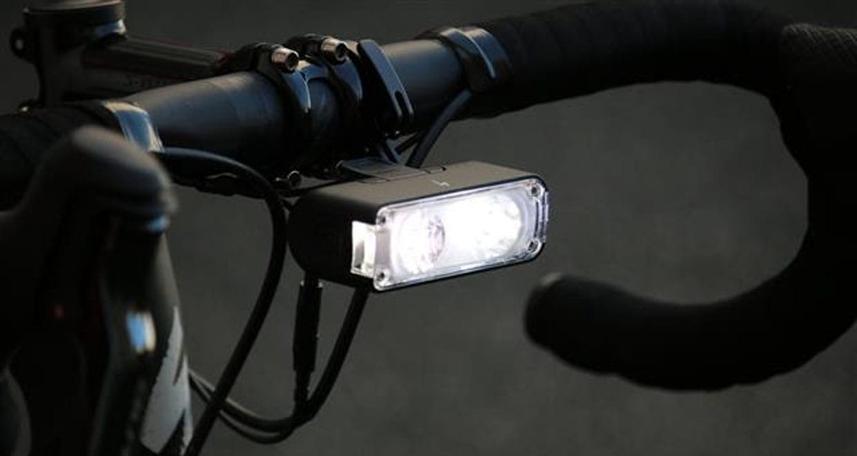 スペシャライズド・This isちょうどいいライト【Flux900 HEADLIGHT】入荷！ 洗練されたデザインと高性能で人気のFluxシリーズにニューラインアップが登場！ ライトはバイクに乗るなら必須。ロード、クロス、MTBと、誰にでもおすすめの、スペシャライズド Flux900 HEADLIGHT（フラックス900ヘッドライト）はシリーズのミドルグレードに該当し、シンプルデザインと機能性はそのままに、痒いところに手が届く、「ちょうどいいライト」として登場しました。 実際使い心地はどうなの？ 自転車用ライトといっても種類は星の数ほどあります。。。スペックを見れば明るさの想像はつくけど、実際の使い心地はどうなのか？ 朝も昼も夜も、通勤もレースも愛車のTARMAC1台でこなすSBCU先生の佐藤さんが発売に先んじて使い倒していますので聞いてみました。 画像アドレス：http://www.specialized-onlinestore.jp/contents/cms/flux6.jpg （画像出典：SPECIALIZED オフィシャルブログ） SBCU先生佐藤さん、Flux900を愛用しています。 その感想はこちらから 気になるFlux900の概要 新しいFlux900を見れば、「こんなものが欲しかった！」と思うでしょう。このヘッドライトは特別な光学装置で２種類のLEDを利用し、その組み合わせによって非の打ちどころのない光線を出します。わかりやすく言えば、近くも遠くも見渡せるということで、すべての光を最大限利用できます。 また着脱が楽チンなクイックリリース方式を採用、暗くなってから停めておいた愛車の元に戻ったらライトがない！という悲劇も防げます。 　 狭域を照らす光と広域を照らすライトのコンビになっている 反射部のビームパターンが光を必要な場所へ向け、光の強度を最大限利用。 狭域を照らす光と広域を照らす光を組み合わせ、どんな速度で走っていても必要な場所を明るく照射。 クイックリリースで着脱が楽チン クイックリリース・バーマウントは直径22.2、25.4㎜と31.8㎜のバーに適合。 長いリーチをまっすぐに突き出したパターン リーチを曲げてハンドル下部に格納することもできる 長いリーチでステムの正面、上面、下面にライトを設置できるマウンティングシステム。ほとんどのコンピューターマウントやシフター／ブレーキケーブルと共存可能。 HANDLE BAR MOUNTも別売りで販売。 サイドへの照射も万全 ワイドなサイドライトで180度を照らし、他のサイクリストや自動車からの視認性がアップ。 USBで充電可能な2600 mAhのリチウムイオン電池を内蔵。 LEDライトの出力は300～900ルーメン。 持続時間：1.75時間～30時間 1.5時間で90％の急速充電。３時間でフル充電。 ４種類の動作モード。 ステディ・ハイ：900ルーメン ステディ・ロー・スポット：300ルーメン ステディ・ロー・ワイド：300ルーメン デイタイム・フラッシュ：400ルーメン 【税込価格】：15,120円 【カラー】：ブラック 製品情報はこちら スペシャライズド・ジャパン合同会社