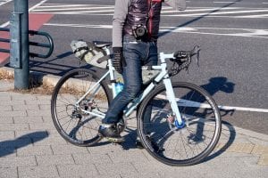 デニムだと街に馴染みやすい