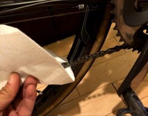 帰宅後すぐにペーパータオルで拭き取る