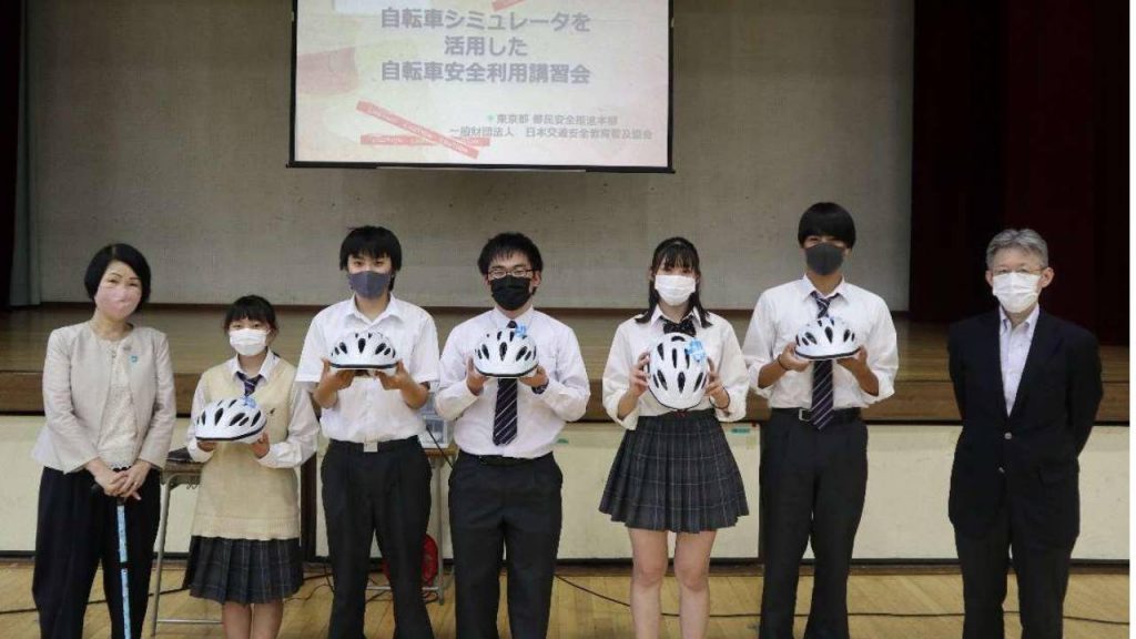 au損保 東京都との協定に基づき東京都立松原高等学校の生徒にヘルメットを贈呈