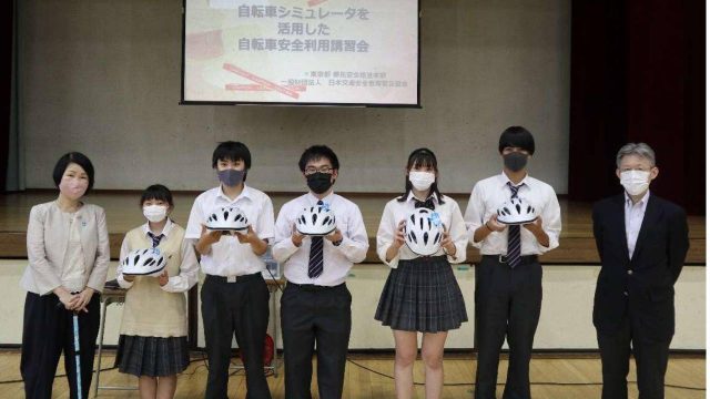 au損保 東京都との協定に基づき東京都立松原高等学校の生徒にヘルメットを贈呈