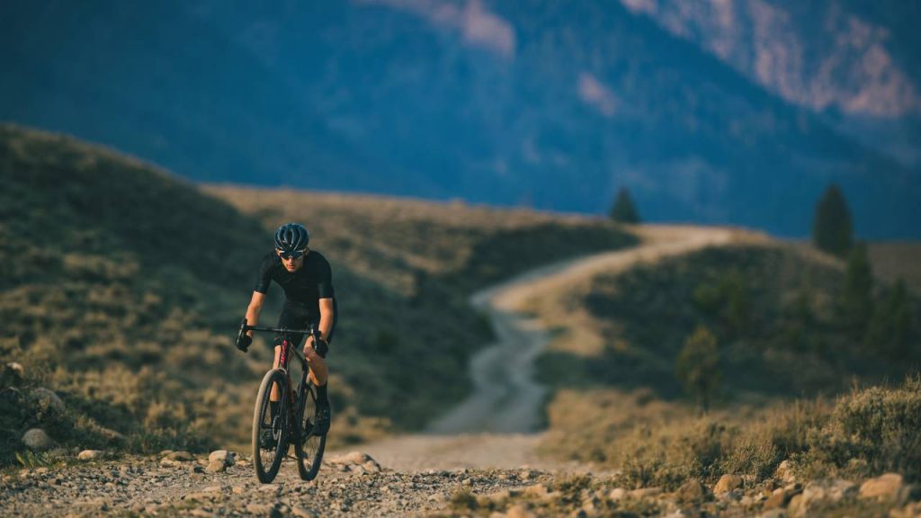 GIANT 新型「REVOLT」を発売