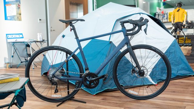 あのデカトロンに行ってきた! 105組み&油圧ディスクブレーキで驚きの15万円ロードバイクを発見