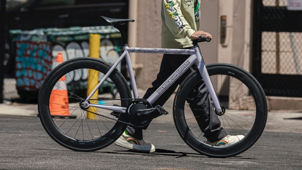 ドスノベンタとトーキング・タープスがコラボ！独自のイラストを配したピストバイクを限定リリース