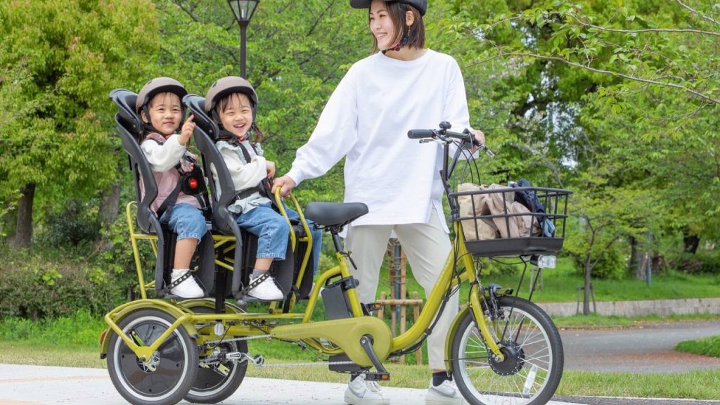 日本初！子どもが横並びで2人乗れる3輪自転車「ふたごじてんしゃ」に電動アシスト付きが登場