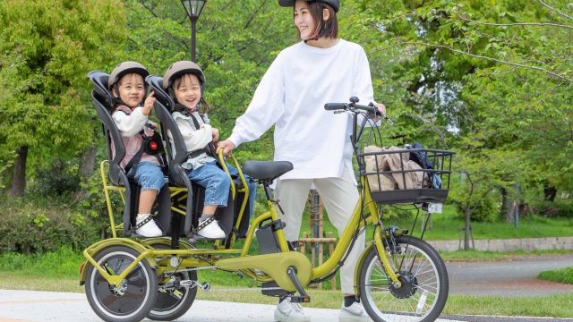 日本初！子どもが横並びで2人乗れる3輪自転車「ふたごじてんしゃ」に電動アシスト付きが登場