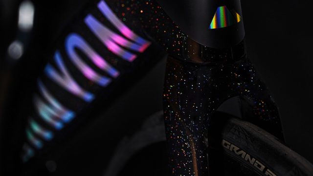 キラッキラのキャニオンは目立ち度MAX!宇宙を描いた『エアロード CFR コスモス』が120台限定で登場