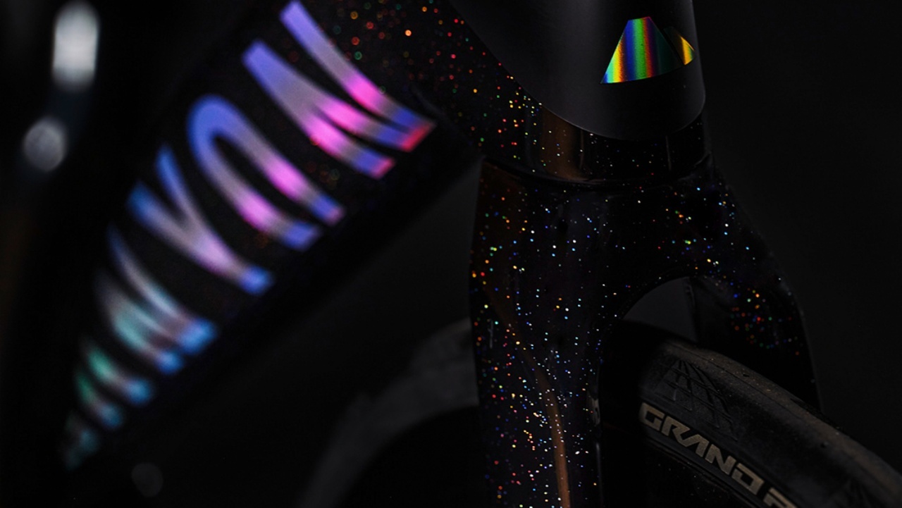 キラッキラのキャニオンは目立ち度MAX!宇宙を描いた『エアロード CFR コスモス』が120台限定で登場