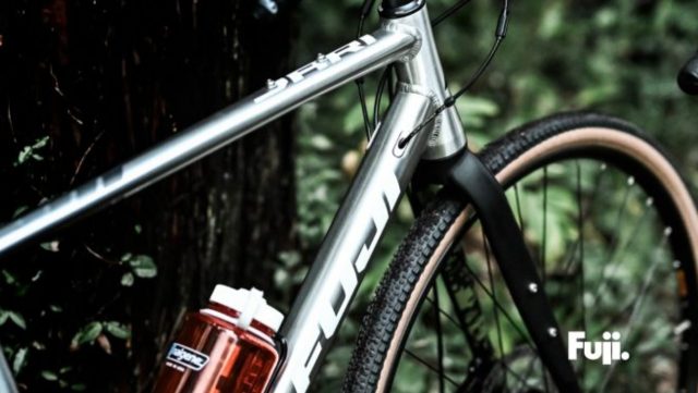 FUJI（フジ）の自転車に、ピッカピカの限定シルバーアルミモデル登場！【赤丸急上昇中カラー】